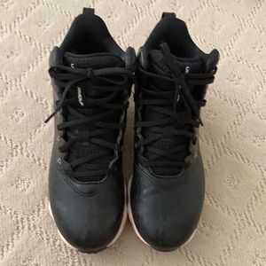 EUC Big Boys Under Armour Football Cleats Size 5